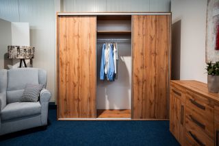 Skříň ONYX v detailu 📸✨ Zaujme čistými liniemi, moderním vzhledem a opravdu velkorysým úložným prostorem. Elegantní...